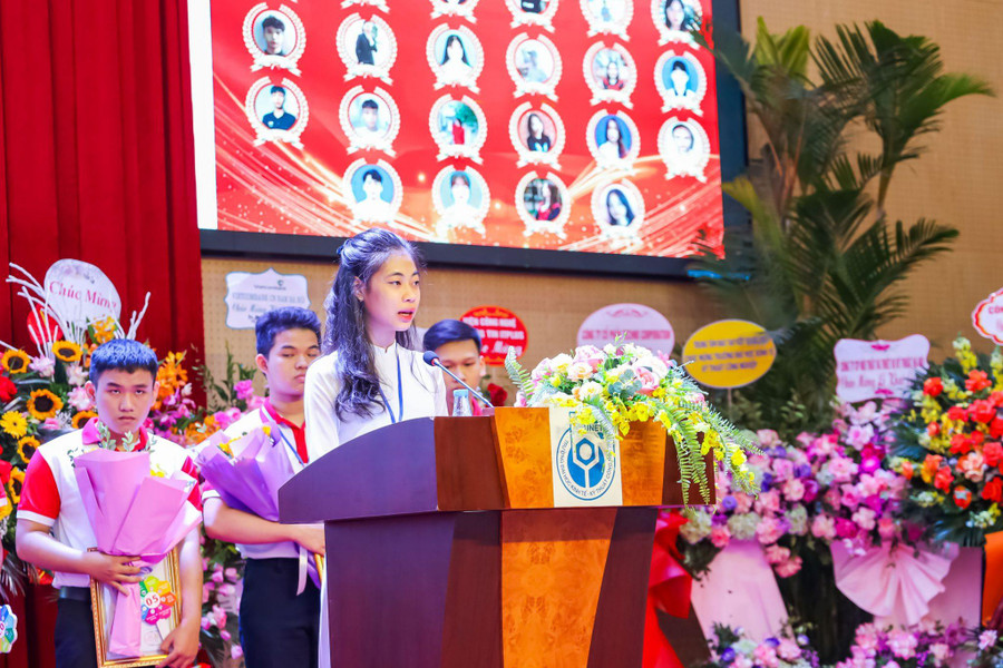 Tân sinh viên Nguyễn Thị Ngọc Anh đại diện sinh viên phát biểu và tặng hoa chúc mừng các thầy, cô giáo của Nhà trường tại cơ sở Hà Nội (ảnh: Uneti). Tân sinh viên Nguyễn Thị Ngọc Anh đại diện sinh viên phát biểu và tặng hoa chúc mừng các thầy, cô giáo của Nhà trường tại cơ sở Hà Nội (ảnh: Uneti).