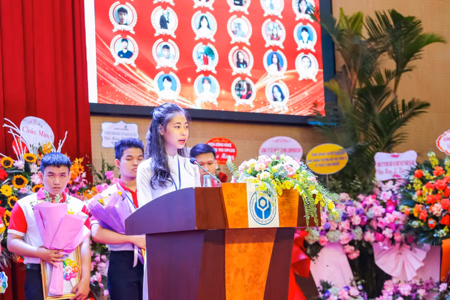 Tân sinh viên Nguyễn Thị Ngọc Anh đại diện sinh viên phát biểu và tặng hoa chúc mừng các thầy, cô giáo của Nhà trường tại cơ sở Hà Nội (ảnh: Uneti).