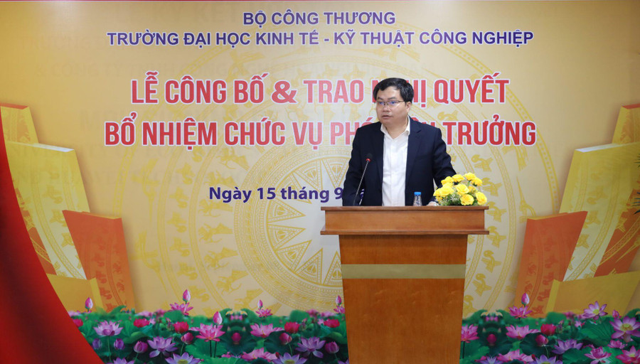 Ông Trần Việt Hòa – Vụ trưởng Vụ Khoa học Công nghệ, Bộ Công thương phát biểu và tặng hoa chúc mừng tại buổi lễ (ảnh: Uneti).