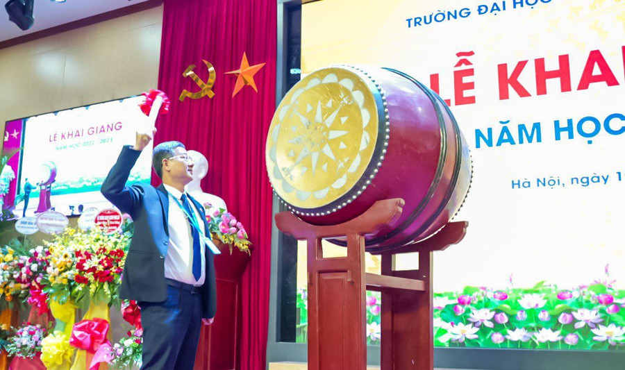 TS. Trần Hoàng Long – Phó Bí thư Đảng ủy, Hiệu trưởng Nhà trường phát biểu và đánh trống khai giảng năm học mới 2022 – 2023 (ảnh:Uneti). TS. Trần Hoàng Long – Phó Bí thư Đảng ủy, Hiệu trưởng Nhà trường phát biểu và đánh trống khai giảng năm học mới 2022 – 2023 (ảnh:Uneti).