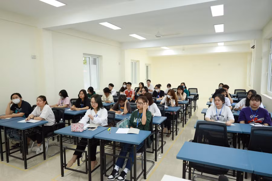 Sinh viên ĐH Kinh tế Kỹ thuật Công nghiệp nô nức vào năm học mới