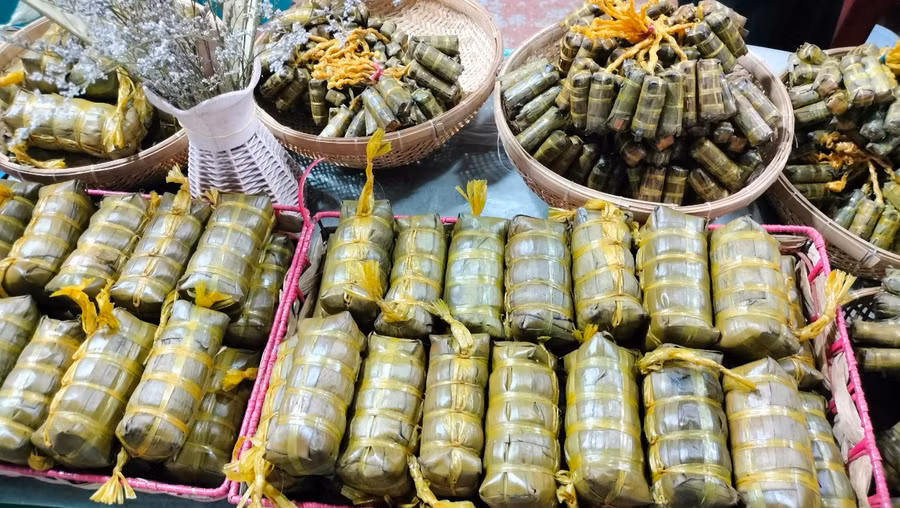 Bánh tét được bày bán trong Ngày hội bánh dân gian Nam bộ tại TP Cà Mau.