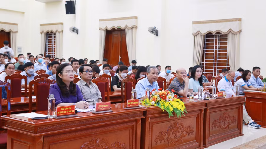 Có gần 100 cán bộ, giáo viên cốt cán của 17 tỉnh, thành thuộc miền Trung, Tây Nguyên và Đông Nam Bộ tham gia khóa học.