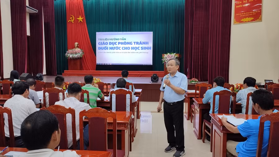 TS. Phùng Khắc Bình - nguyên Vụ trưởng Vụ Công tác HSSV, Bộ GD&amp;ĐT phổ biến các kiến thức, kỹ năng phòng tránh đuối nước chủ động với trẻ em, học sinh cho các học viên.