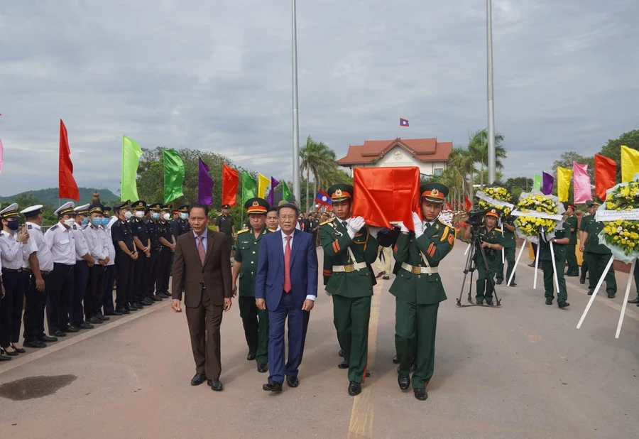 Đại diện lãnh đạo tỉnh Quảng Trị tiếp nhận các hài cốt liệt sĩ từ nước bạn Lào.