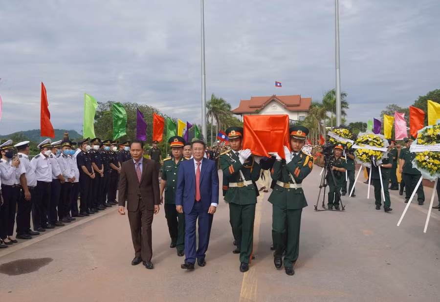 Đại diện lãnh đạo tỉnh Quảng Trị tiếp nhận các hài cốt liệt sĩ từ nước bạn Lào.