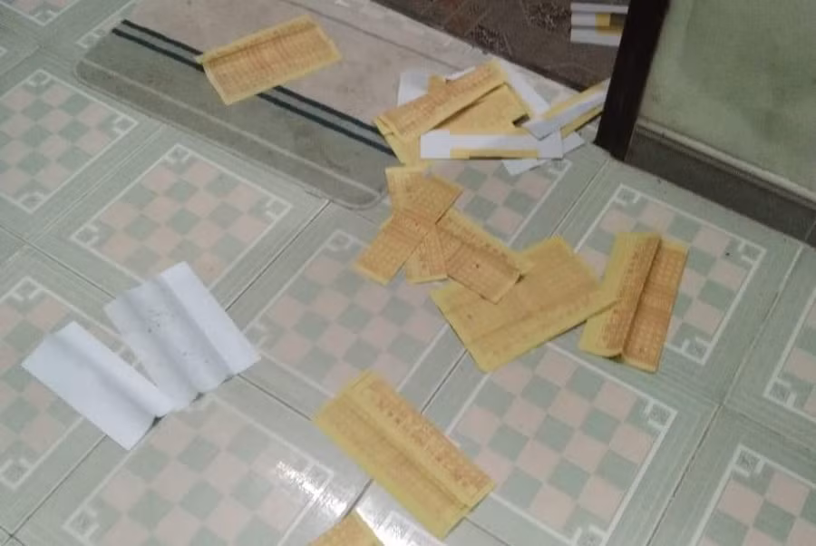 Vàng mã được các đối tượng rải vào nhà anh Tiệp trước đó.