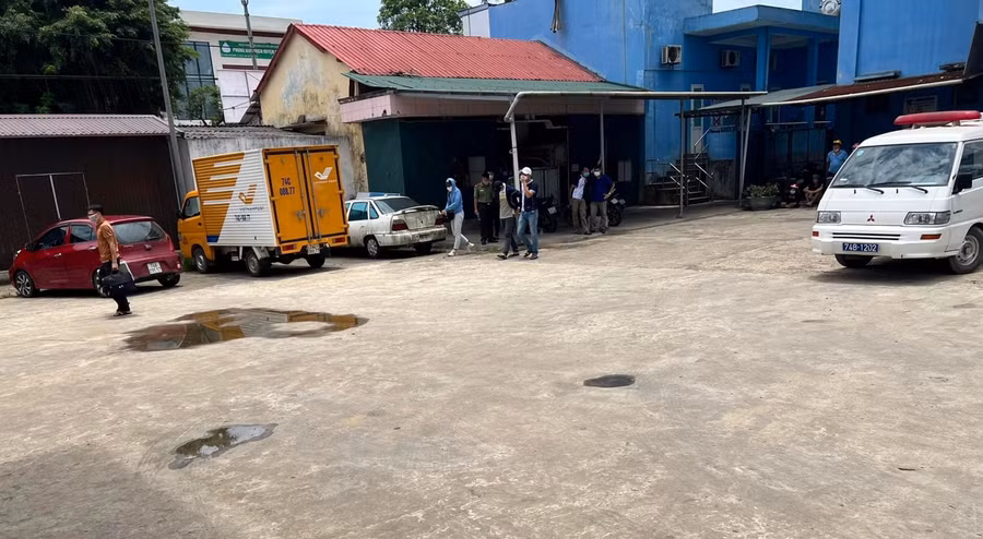 Các lực cơ quan chức năng huyện Vĩnh Linh tiến hành khám nghiệm hiện trường trong sáng 15/5.