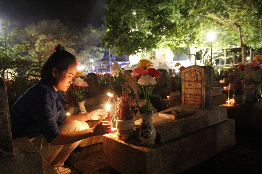 Các đoàn viên thanh niên thắp hương tri ân, tưởng nhớ các anh hùng liệt sĩ tại Nghĩa trang Liệt sĩ Quốc gia Trường Sơn.