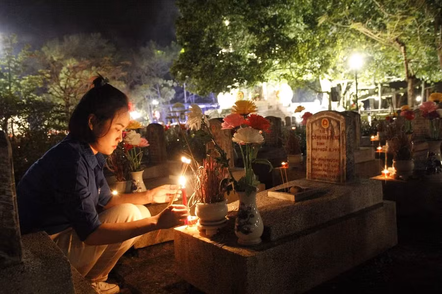 Các đoàn viên thanh niên thắp hương tri ân, tưởng nhớ các anh hùng liệt sĩ tại Nghĩa trang Liệt sĩ Quốc gia Trường Sơn.