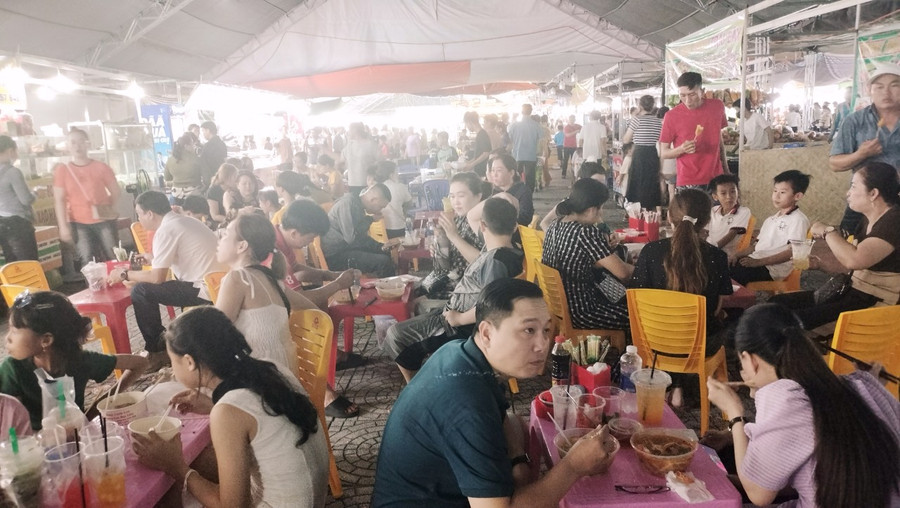 Người dân tham quan, ăn uống tại Ngày hội bánh dân gian.