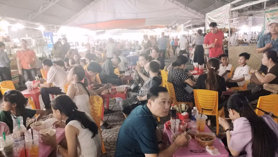 Người dân tham quan, ăn uống tại Ngày hội bánh dân gian.