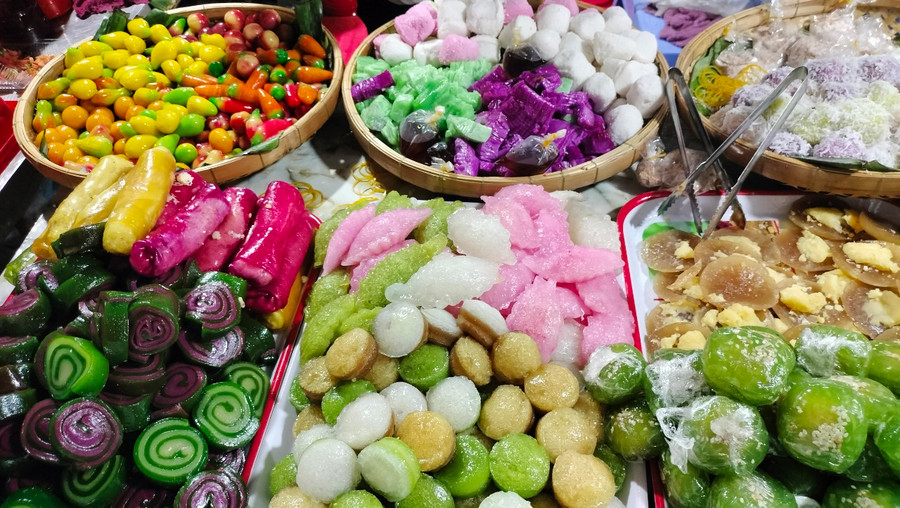 Một số loại bánh dân gian được trưng bày tại ngày hội.