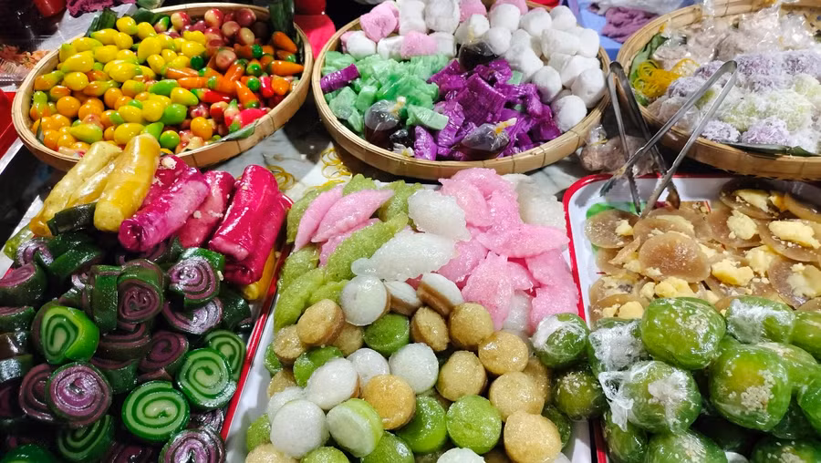 Một số loại bánh dân gian được trưng bày tại ngày hội.