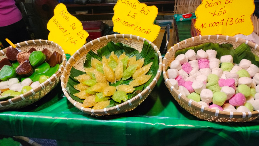Một số loại bánh dân gian được trưng bày.