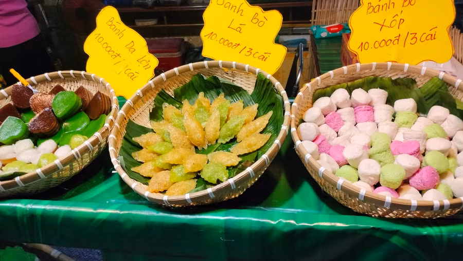 Một số loại bánh dân gian được trưng bày.