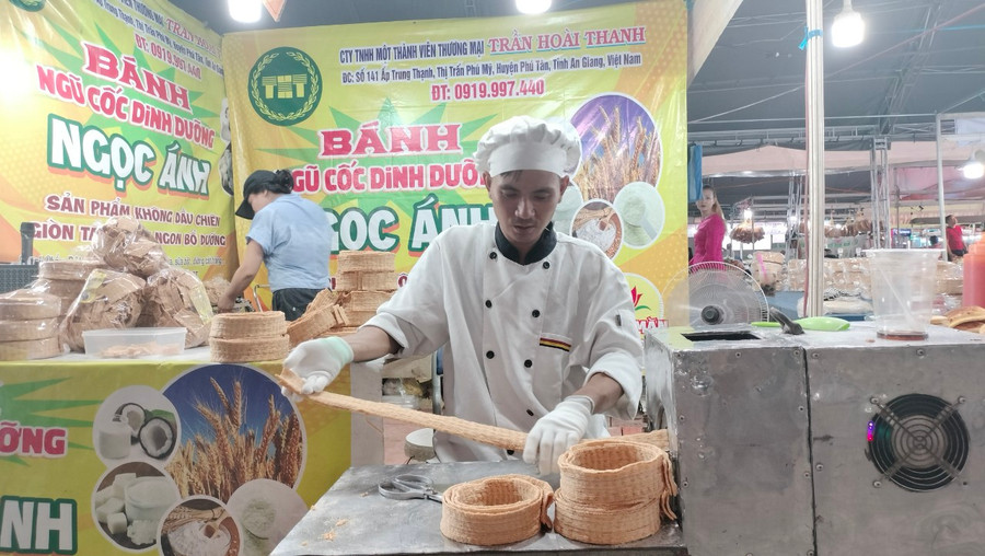 Gian hàng chế biến bánh ngũ cốc.