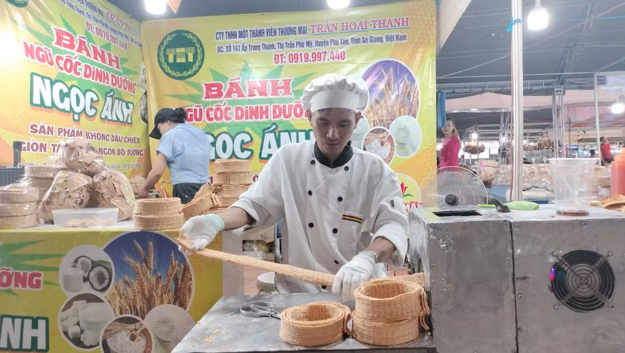 Gian hàng chế biến bánh ngũ cốc.