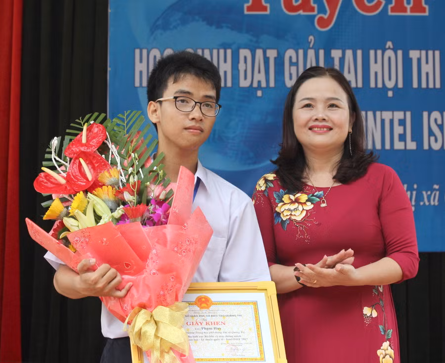 Lãnh đạo sở GD&ĐT tỉnh Quảng Trị tặng thưởng cho em Phạm Huy, học sinh xuất sắc giành giải 3 tại hội thi KHKT Quốc tế với đề tài "cánh tay robot"