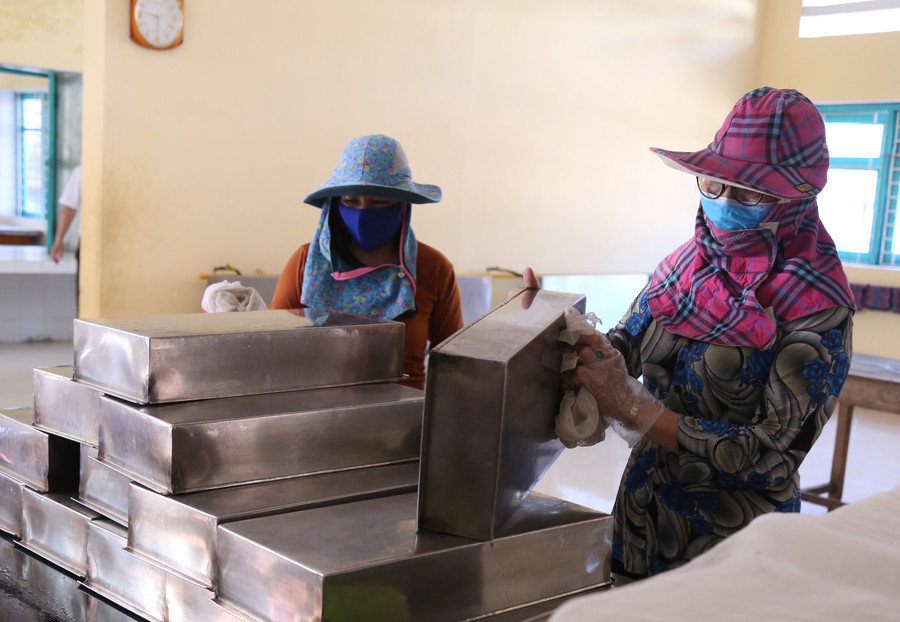 Làm vệ sinh đồ dùng trong bếp ăn