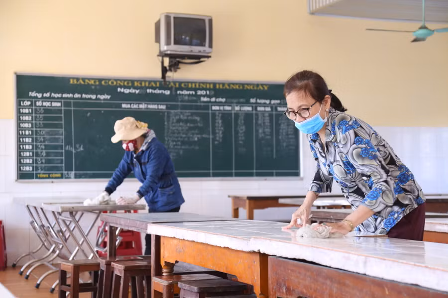 Dọn vệ sinh khu vực ăn tập trung của học sinh