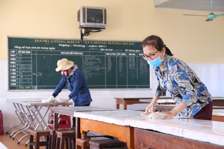 Dọn vệ sinh khu vực ăn tập trung của học sinh