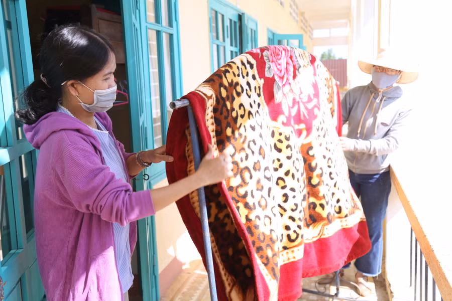 Tranh thủ nắng nóng, các giáo viên phơi chăn màn của học sinh