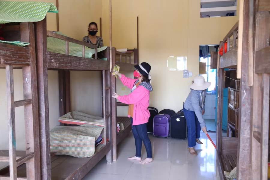 Làm vệ sinh phòng nội trú của học sinh