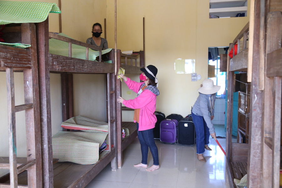 Làm vệ sinh phòng nội trú của học sinh