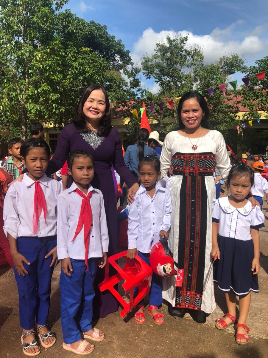 Bà Lê Thị Hương, Giám đốc Sở GD&ĐT tỉnh Quảng Trị cùng lãnh đạo huyên Đakrông chụp ảnh lưu niệm cùng học sinh vùng khó. Bà Lê Thị Hương, Giám đốc Sở GD&ĐT tỉnh Quảng Trị cùng lãnh đạo huyên Đakrông chụp ảnh lưu niệm cùng học sinh vùng khó.