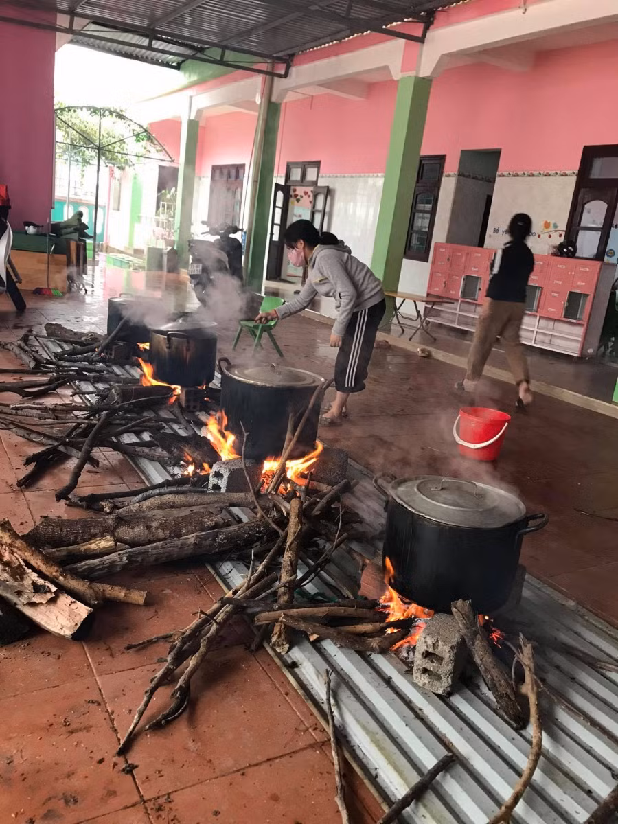 Những nồi bánh chưng dành cho người dân vùng lũ của các giáo viên Trường mầm non Quang Phú (Tp. Đồng Hới - Quảng Bình)