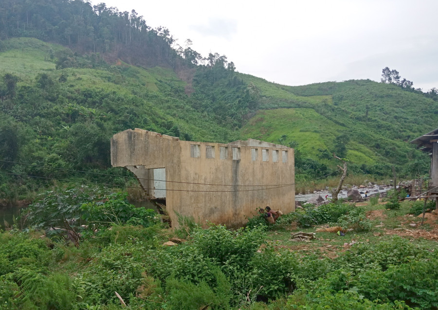 Nhà vệ sinh điểm trường Lòm của Trường THCS Trọng Hoá (huyện Minh Hoá) đã bị hư hỏng không sử dụng được. Nhà vệ sinh điểm trường Lòm của Trường THCS Trọng Hoá (huyện Minh Hoá) đã bị hư hỏng không sử dụng được.