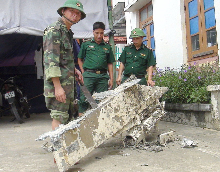 Bộ đội Biên phòng Cảng Gianh tiếp nhận vật thể nghi của máy bay từ ngư dân bàn giao Bộ đội Biên phòng Cảng Gianh tiếp nhận vật thể nghi của máy bay từ ngư dân bàn giao