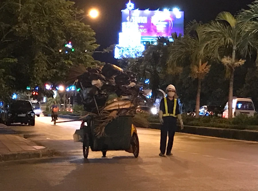 Công nhân thu gom rác trên đường Nguyễn Du vào thời gian tập trung đông du khách, người dân và trẻ em chơi ở công viên Đồng Mỹ - Tp. Đồng Hới