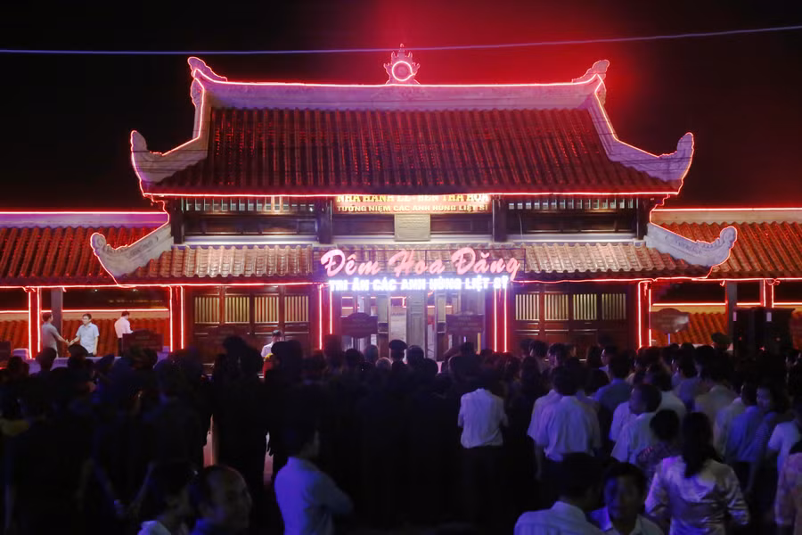 Đêm hoa đăng tri ân các Anh hùng liệt sĩ tại Thành Cổ Quảng Trị do ngành GD&ĐT tỉnh Quảng Trị chủ trì.