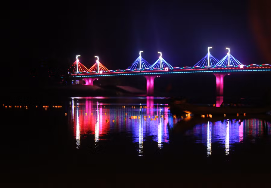 Những ngọn đèn hoa đăng lung linh trên dòng sông Thạch Hãn Quảng Trị.