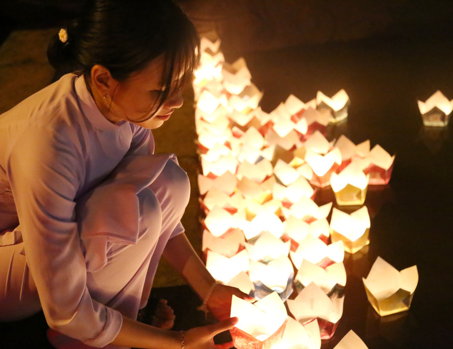 Dòng sông Thạch Hãn lung linh những ngọn đèn hoa đăng tri ân các Anh hùng liệt sĩ. Dòng sông Thạch Hãn lung linh những ngọn đèn hoa đăng tri ân các Anh hùng liệt sĩ.