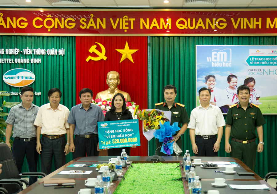 Thiếu tá Phạm Thanh Nam, giám đốc Viettel Quảng Bình trao tặng học bổng "Vì em hiếu học" cho tỉnh Quảng Bình Thiếu tá Phạm Thanh Nam, giám đốc Viettel Quảng Bình trao tặng học bổng "Vì em hiếu học" cho tỉnh Quảng Bình