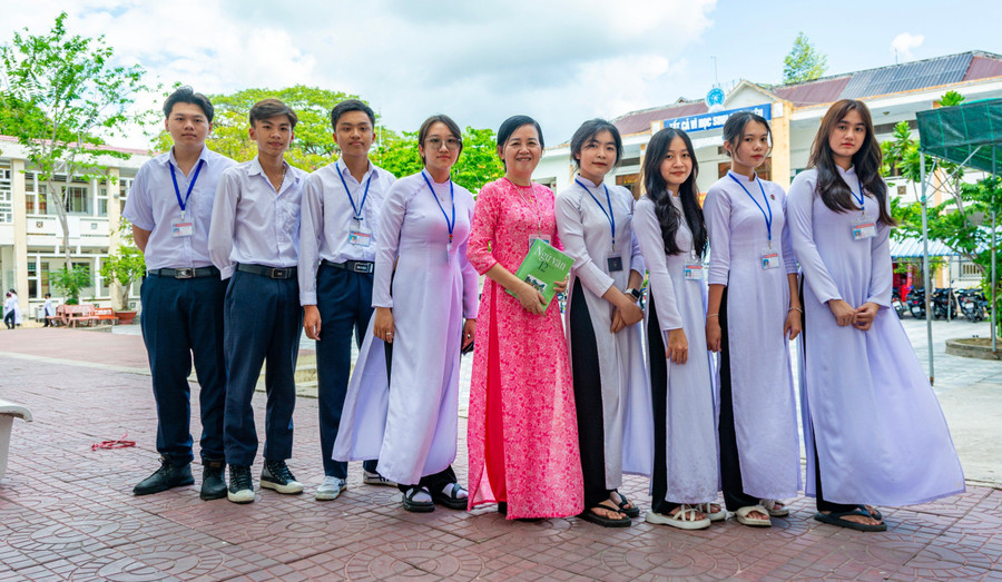 Cô Phan Thị Lê Hoa (áo dài đỏ), người có hơn 30 năm giảng dạy môn Ngữ Văn,Tổ trưởng Tổ Ngữ Văn Trường THPT Cà Mau. Cô Phan Thị Lê Hoa (áo dài đỏ), người có hơn 30 năm giảng dạy môn Ngữ Văn,Tổ trưởng Tổ Ngữ Văn Trường THPT Cà Mau.