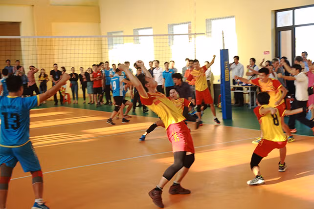 Khoảnh khắc chiến thắng của đội bóng phòng GD&ĐT Đồng Hới