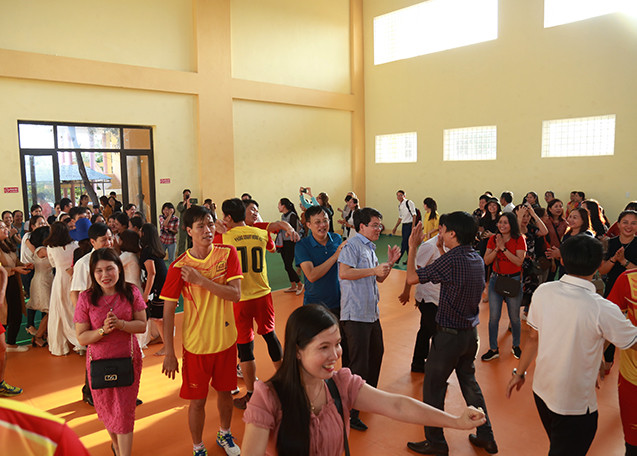 Niềm vui của VĐV và cổ động viên đội bóng phòng GD&ĐT Tp. Đồng Hới sau khi thắng ở trận chung kết. Niềm vui của VĐV và cổ động viên đội bóng phòng GD&ĐT Tp. Đồng Hới sau khi thắng ở trận chung kết.