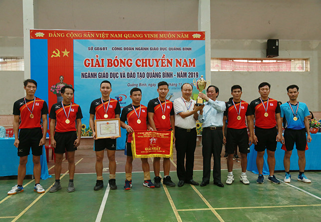 Đội bóng chuyền nam trường THCS-THPT Hoá Tiến vô địch hệ thống giải các đội bóng khối trực thuộc Sở GD&ĐT Đội bóng chuyền nam trường THCS-THPT Hoá Tiến vô địch hệ thống giải các đội bóng khối trực thuộc Sở GD&ĐT