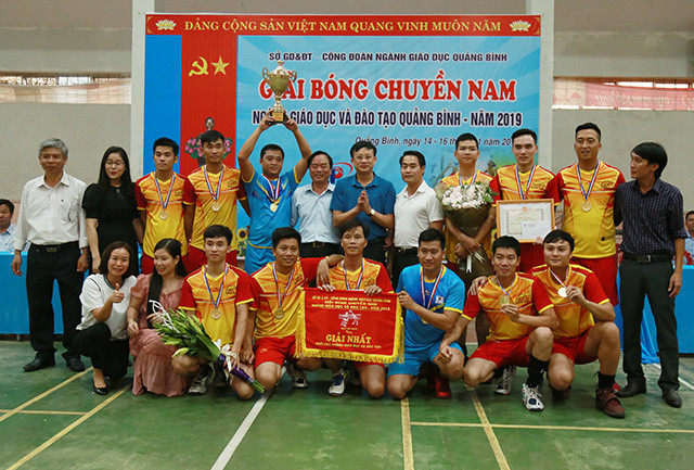 Đội bóng chuyền nam của phòng GD&ĐT Tp. Đồng Hới vô địch hệ thống giải các phòng GD&ĐT.