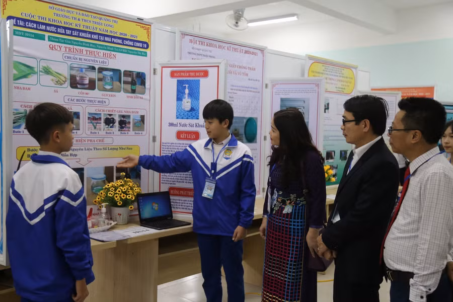 Lãnh đạo Sở GD&amp;ĐT tỉnh Quảng Trị nghe thuyết trình của học sinh về đề tài Cách làm nước rửa tay sát khuẩn tại nhà.