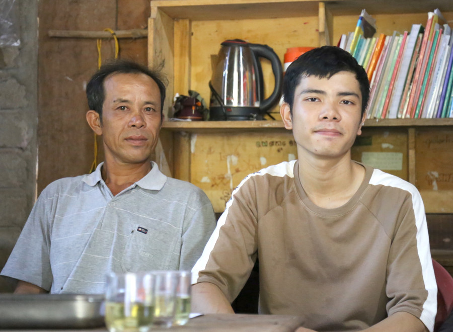 Bố Thanh (trái) là người ủng hộ động viên và tôn trọng quyết định của Thanh khi tiếp tục ở nhà và ôn tập để đạt được nguyện vọng vào các trường sĩ quan quân đội, thực hiện ước mơ từ bé của Thanh.