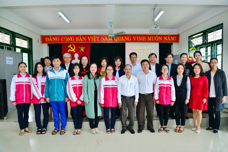 Đại diện học sinh của các đội tuyển chụp ảnh lưu niệm trước khi tham dự kỳ thi học sinh giỏi Quốc gia năm học 2019-2020