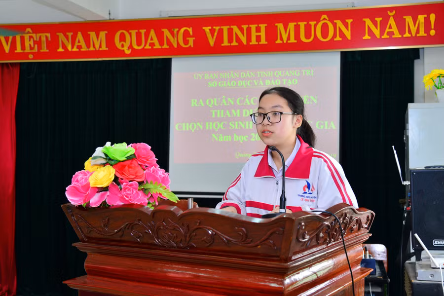 Em Thái Thanh, đại diện 54 học sinh của tỉnh Quảng Trị tham dự kỳ thi học sinh giỏi Quốc gia năm học 2019-2020 phát biểu tại buổi lễ ra quân.
