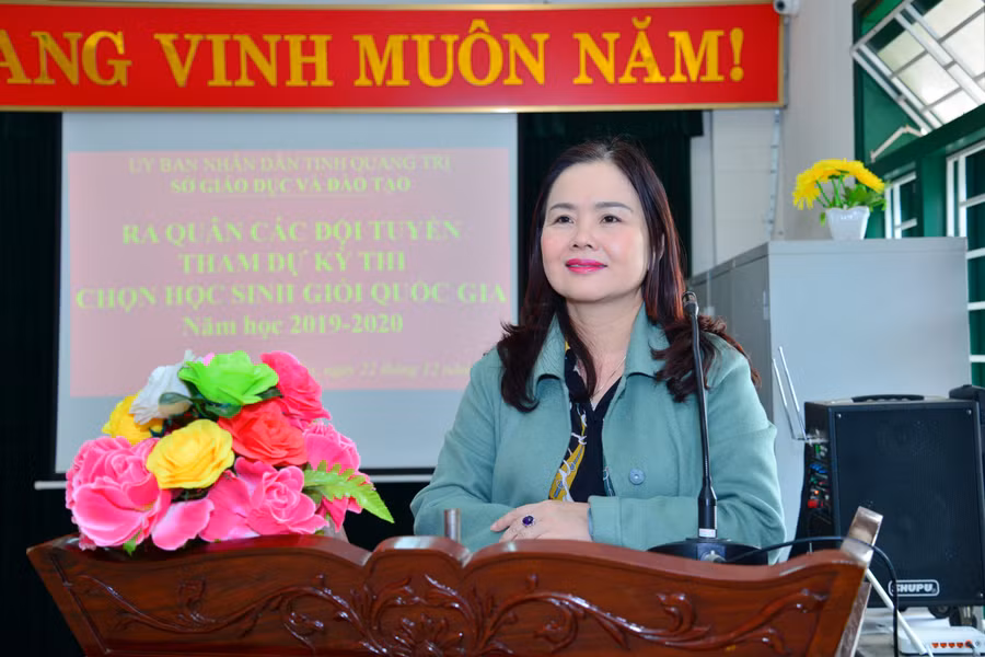 Bà Lê Thị Hương, Giám đốc Sở GD&ĐT tỉnh Quảng Trị chúc các em học sinh bình tĩnh, tự tin và dành kết quả tốt nhất trong kỳ thi.