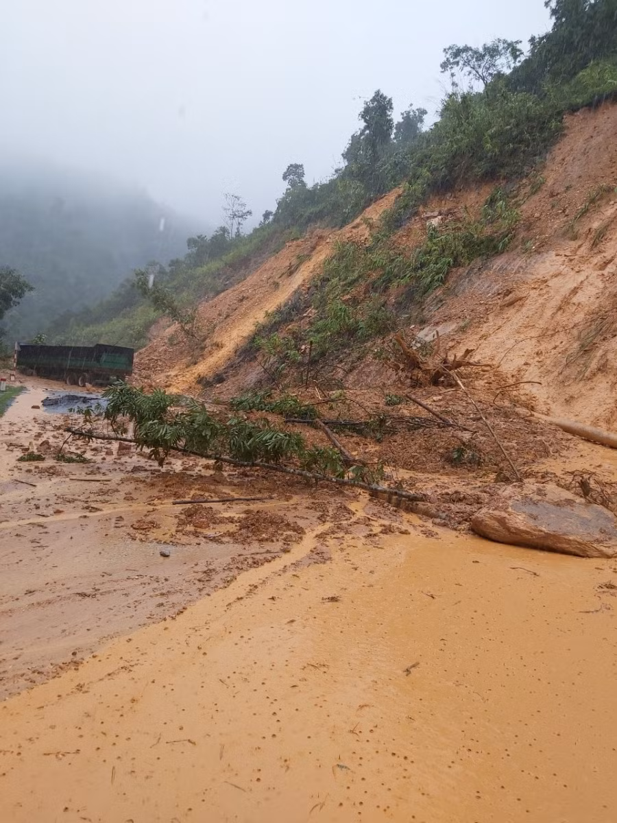 Sạt lở đường tại QL12 đi qua huyện Tuyên Hoá tỉnh Quảng Bình