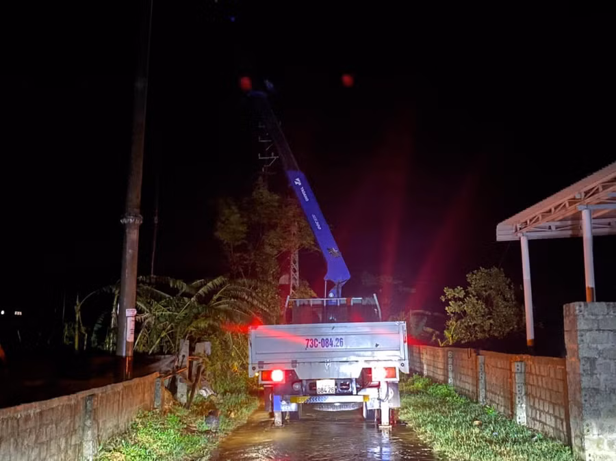 Công ty Điện lực Quảng Bình nỗ lực khắc phục sự cố đường dây do bão số 13 để sớm cấp điện cho nhân dân